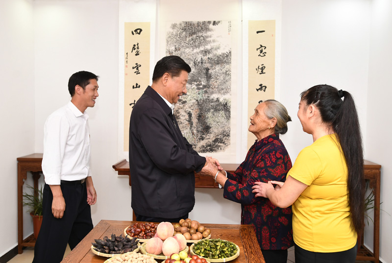 　　9月16日至18日，中共中央總書記、國家主席、中央軍委主席習(xí)近平在河南考察。這是16日下午，習(xí)近平在信陽市新縣田鋪鄉(xiāng)田鋪大塆“老家寒舍”民宿店，同店主一家親切交談。 新華社記者 謝環(huán)馳 攝