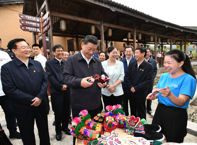 　　9月16日至18日，中共中央總書記、國家主席、中央軍委主席習(xí)近平在河南考察。這是16日下午，習(xí)近平在信陽市新縣田鋪鄉(xiāng)田鋪大塆考察調(diào)研。 新華社記者 謝環(huán)馳 攝
