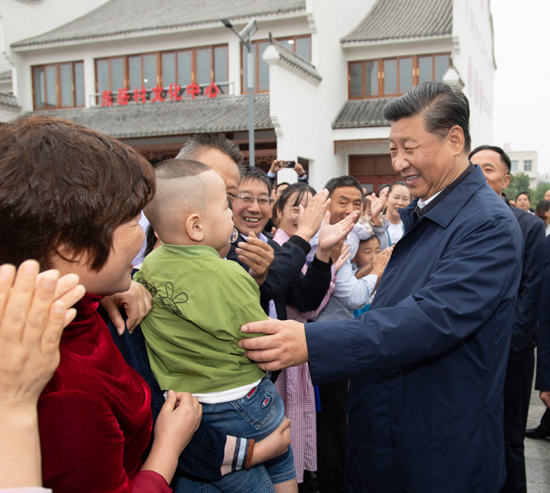 9月16日至18日，中共中央總書記、國家主席、中央軍委主席習(xí)近平在河南考察。這是17日上午，習(xí)近平在信陽市光山縣文殊鄉(xiāng)東岳村同鄉(xiāng)親們親切交流，祝愿鄉(xiāng)親們生活芝麻開花節(jié)節(jié)高。新華社記者 謝環(huán)馳 攝