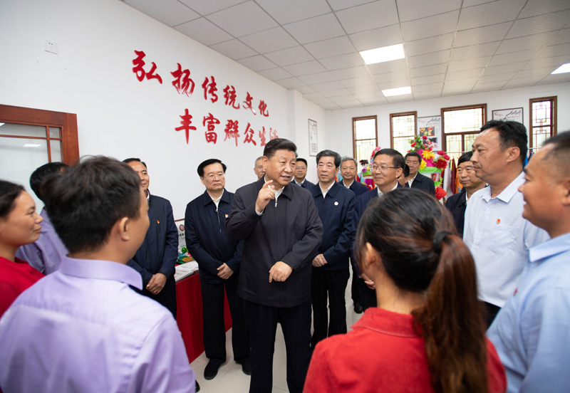 9月16日至18日，中共中央總書記、國家主席、中央軍委主席習(xí)近平在河南考察。這是17日上午，習(xí)近平在信陽市光山縣文殊鄉(xiāng)東岳村文化接待中心，同當(dāng)?shù)孛撠氈赂粠ь^人親切交流，勉勵(lì)他們帶動(dòng)更多鄉(xiāng)親們致富。新華社記者 謝環(huán)馳 攝