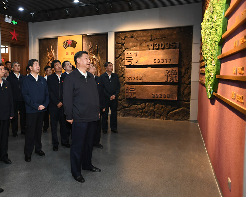 9月16日至18日，中共中央總書記、國家主席、中央軍委主席習(xí)近平在河南考察。這是16日下午，習(xí)近平來到位于信陽市新縣的鄂豫皖蘇區(qū)首府烈士陵園，瞻仰革命烈士紀(jì)念堂。 新華社記者 謝環(huán)馳 攝