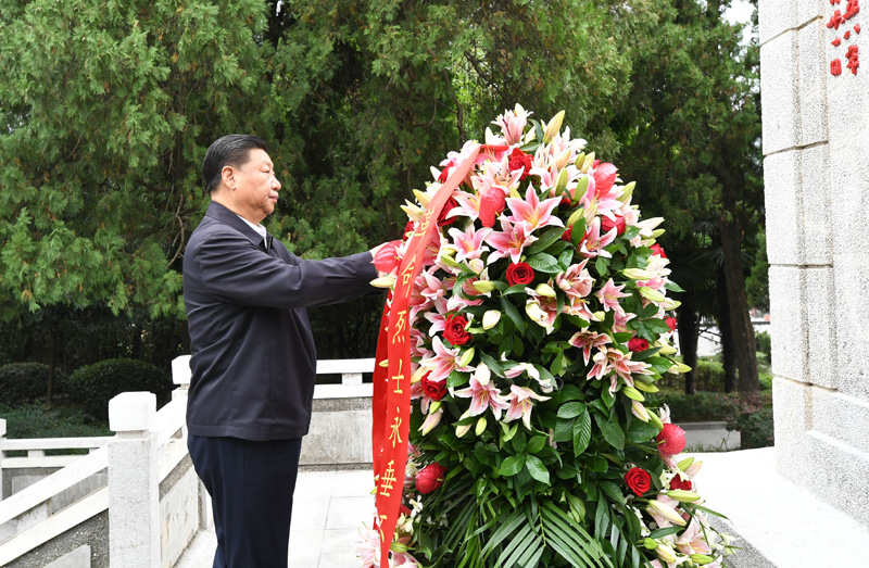 　　9月16日至18日，中共中央總書記、國家主席、中央軍委主席習(xí)近平在河南考察。這是16日下午，習(xí)近平來到位于信陽市新縣的鄂豫皖蘇區(qū)首府烈士陵園，瞻仰革命烈士紀(jì)念碑，向革命先烈敬獻(xiàn)花籃。 新華社記者 謝環(huán)馳 攝