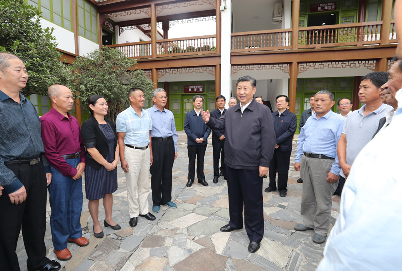 　　9月16日至18日，中共中央總書記、國家主席、中央軍委主席習(xí)近平在河南考察。這是16日下午，習(xí)近平在位于信陽市新縣的鄂豫皖蘇區(qū)首府革命博物館，同當(dāng)?shù)丶t軍后代、革命烈士家屬代表親切交談。 新華社記者 鞠鵬 攝