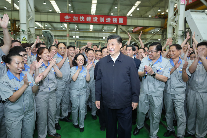 9月16日至18日，中共中央總書記、國家主席、中央軍委主席習(xí)近平在河南考察。這是17日下午，習(xí)近平在鄭州煤礦機(jī)械集團(tuán)股份有限公司總裝車間同工人們親切交流，鼓勵(lì)他們加強(qiáng)自主創(chuàng)新，爭創(chuàng)發(fā)展戰(zhàn)略優(yōu)勢。新華社記者 鞠鵬 攝