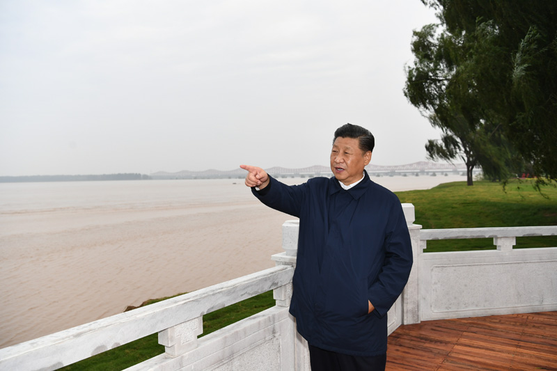 9月16日至18日，中共中央總書記、國家主席、中央軍委主席習(xí)近平在河南考察。這是17日下午，習(xí)近平在鄭州黃河國家地質(zhì)公園，眺望黃河鄭州段。新華社記者 謝環(huán)馳 攝