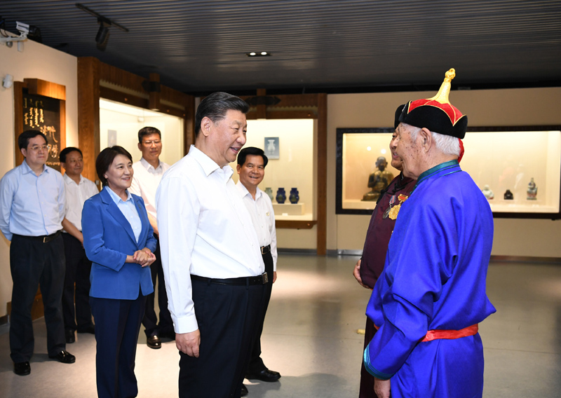 7月15日至16日，中共中央總書記、國家主席、中央軍委主席習(xí)近平在內(nèi)蒙古考察并指導(dǎo)開展“不忘初心、牢記使命”主題教育。這是15日上午，習(xí)近平在赤峰博物館同古典民族史詩《格薩（斯）爾》非物質(zhì)文化遺產(chǎn)傳承人親切交談。
