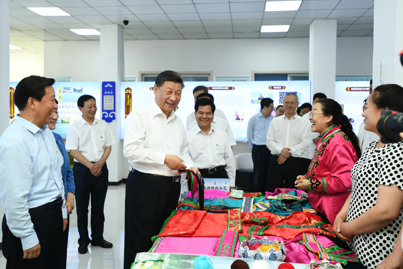 7月15日至16日，中共中央總書記、國家主席、中央軍委主席習(xí)近平在內(nèi)蒙古考察并指導(dǎo)開展“不忘初心、牢記使命”主題教育。這是15日上午，習(xí)近平在赤峰市松山區(qū)興安街道臨潢家園社區(qū)，同社區(qū)居民親切交流。