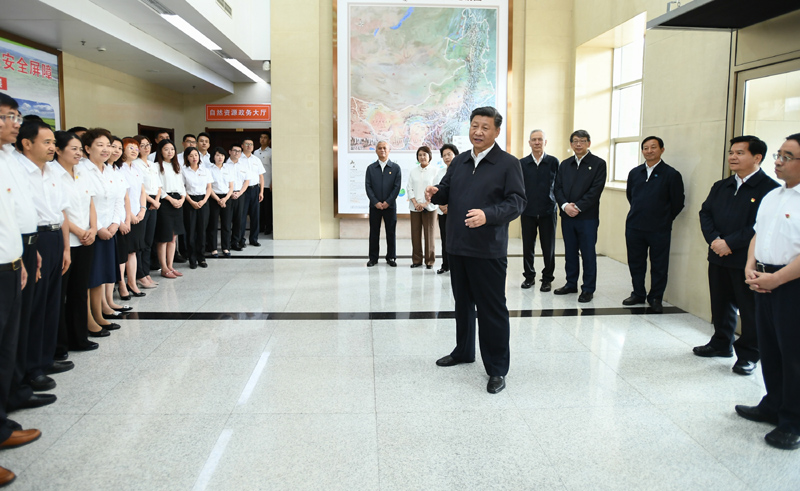 7月15日至16日，中共中央總書記、國家主席、中央軍委主席習(xí)近平在內(nèi)蒙古考察并指導(dǎo)開展“不忘初心、牢記使命”主題教育。這是16日上午，習(xí)近平到內(nèi)蒙古自治區(qū)自然資源廳，實(shí)地調(diào)研指導(dǎo)開展“不忘初心、牢記使命”主題教育。