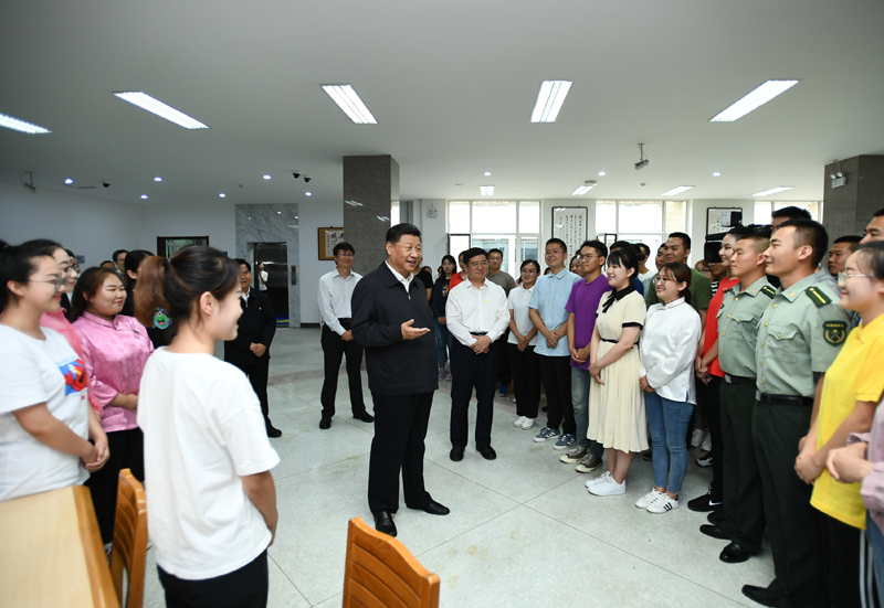 7月15日至16日，中共中央總書記、國家主席、中央軍委主席習(xí)近平在內(nèi)蒙古考察并指導(dǎo)開展“不忘初心、牢記使命”主題教育。這是16日上午，習(xí)近平在內(nèi)蒙古大學(xué)圖書館同學(xué)生們親切交談，勉勵(lì)他們志存高遠(yuǎn)、腳踏實(shí)地、發(fā)奮圖強(qiáng)。