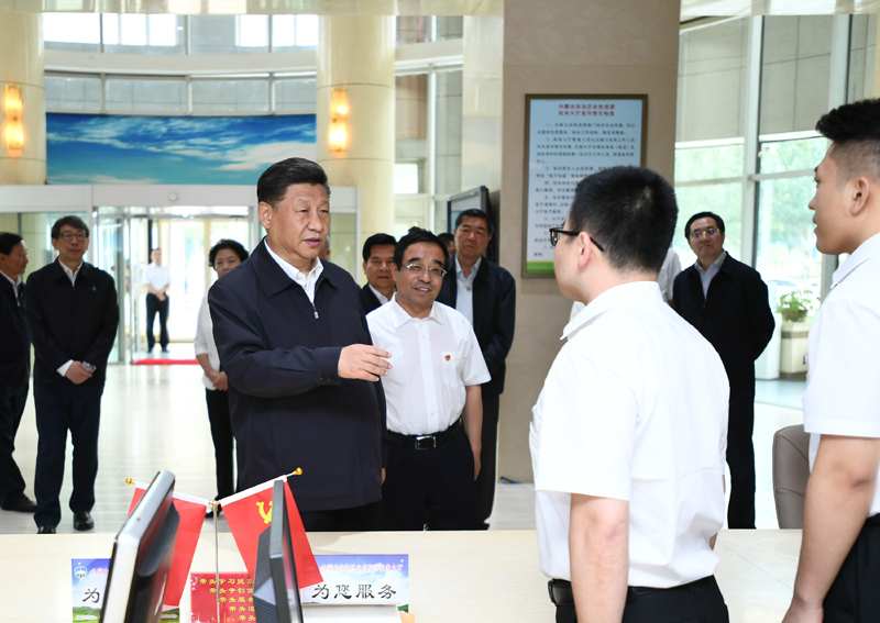 7月15日至16日，中共中央總書記、國家主席、中央軍委主席習(xí)近平在內(nèi)蒙古考察并指導(dǎo)開展“不忘初心、牢記使命”主題教育。這是16日上午，習(xí)近平在內(nèi)蒙古自治區(qū)自然資源廳自然資源政務(wù)大廳同工作人員交談，了解開展主題教育和落實(shí)便捷高效政務(wù)服務(wù)等情況。