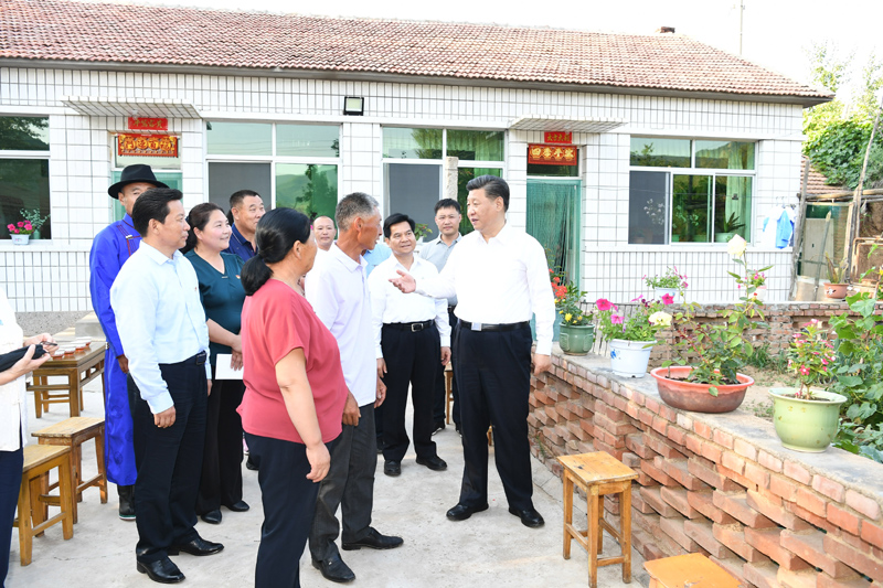 7月15日至16日，中共中央總書記、國家主席、中央軍委主席習(xí)近平在內(nèi)蒙古考察并指導(dǎo)開展“不忘初心、牢記使命”主題教育。這是15日下午，習(xí)近平在赤峰市喀喇沁旗河南街道馬鞍山村村民張國利家，同基層干部群眾代表親切交流。
