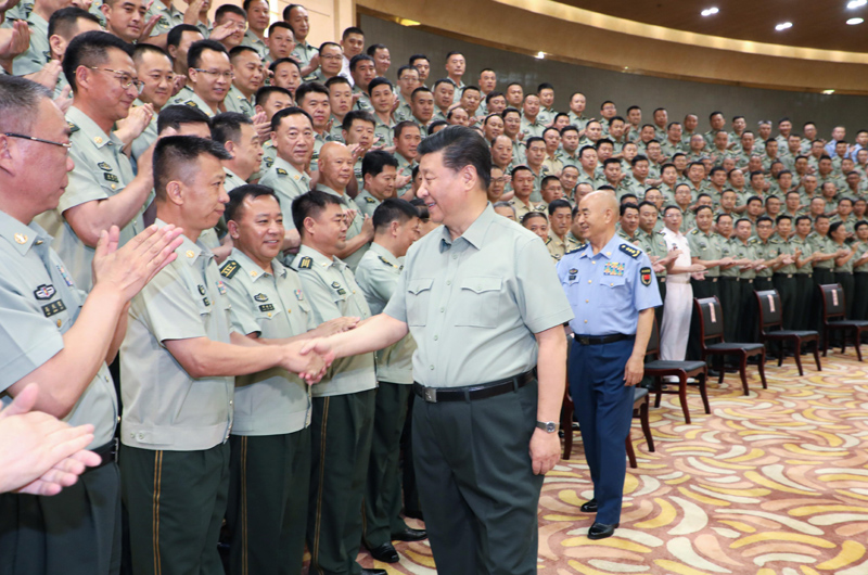 7月15日至16日，中共中央總書記、國家主席、中央軍委主席習(xí)近平在內(nèi)蒙古考察并指導(dǎo)開展“不忘初心、牢記使命”主題教育。這是16日上午，習(xí)近平在呼和浩特親切接見駐內(nèi)蒙古部隊(duì)副師職以上領(lǐng)導(dǎo)干部和團(tuán)級單位主官，代表黨中央和中央軍委向駐內(nèi)蒙古部隊(duì)全體官兵致以誠摯問候。