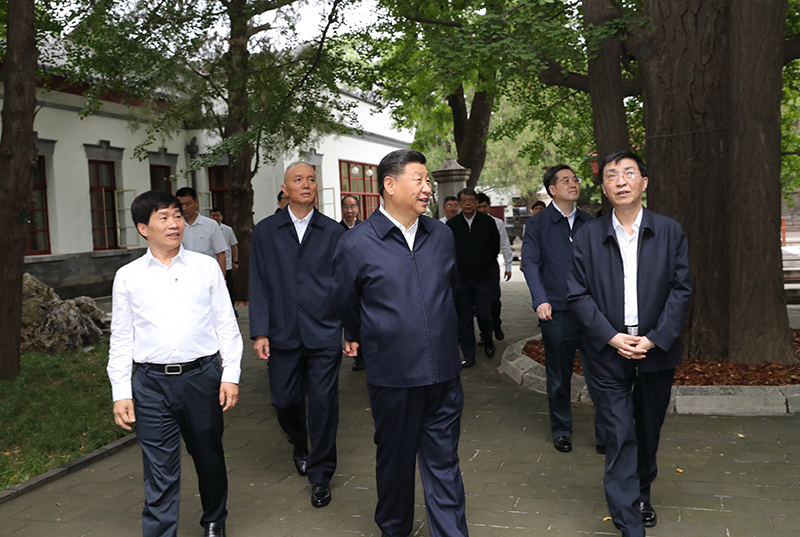 9月12日，中共中央總書記、國(guó)家主席、中央軍委主席習(xí)近平視察中共中央北京香山革命紀(jì)念地。這是習(xí)近平瞻仰雙清別墅。