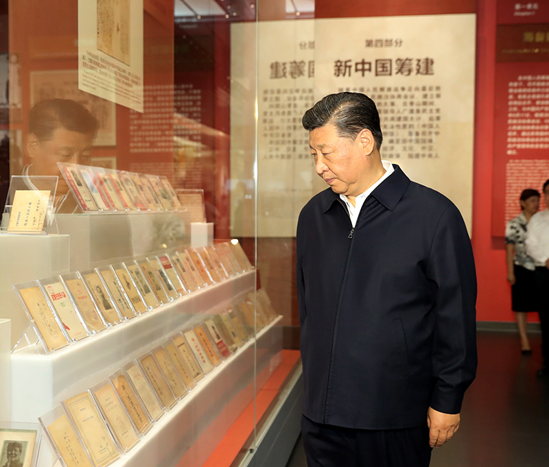 9月12日，中共中央總書記、國(guó)家主席、中央軍委主席習(xí)近平視察中共中央北京香山革命紀(jì)念地。這是習(xí)近平在香山革命紀(jì)念館參觀《為新中國(guó)奠基》主題展覽。