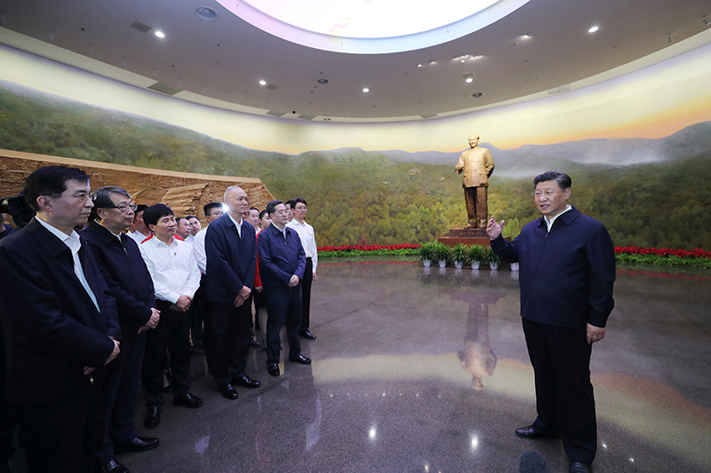 9月12日，中共中央總書記、國(guó)家主席、中央軍委主席習(xí)近平視察中共中央北京香山革命紀(jì)念地。這是習(xí)近平在香山革命紀(jì)念館參觀《為新中國(guó)奠基》主題展覽，并發(fā)表重要講話。