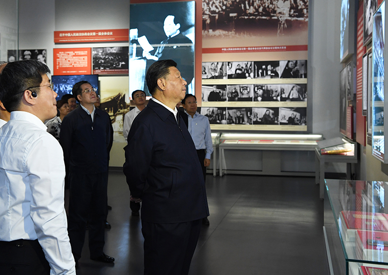 9月12日，中共中央總書記、國(guó)家主席、中央軍委主席習(xí)近平視察中共中央北京香山革命紀(jì)念地。這是習(xí)近平在香山革命紀(jì)念館參觀《為新中國(guó)奠基》主題展覽。