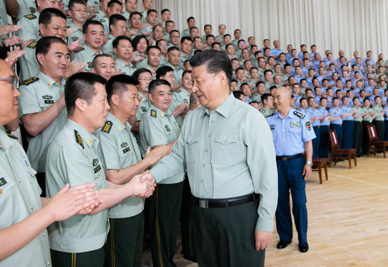 8月22日，中共中央總書記、國家主席、中央軍委主席習(xí)近平到空軍某基地視察。這是習(xí)近平親切接見駐甘肅部隊副師職以上領(lǐng)導(dǎo)干部和團級單位主官。