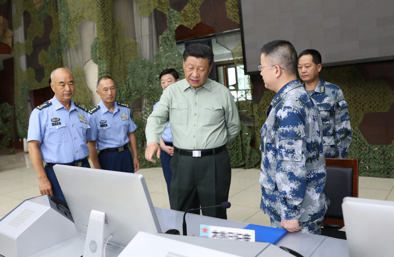 8月22日，中共中央總書記、國家主席、中央軍委主席習(xí)近平到空軍某基地視察。這是習(xí)近平察看基地作戰(zhàn)指揮中心，了解戰(zhàn)備值班和訓(xùn)練情況。