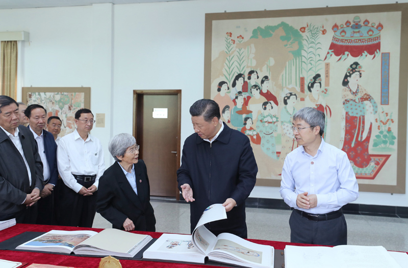 8月19日至22日，中共中央總書(shū)記、國(guó)家主席、中央軍委主席習(xí)近平在甘肅考察。這是19日下午，習(xí)近平在敦煌研究院察看珍藏文物和學(xué)術(shù)成果展示，了解文物保護(hù)和研究、弘揚(yáng)優(yōu)秀歷史文化情況。
