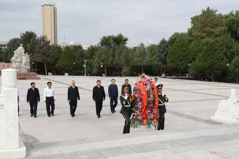 8月19日至22日，中共中央總書(shū)記、國(guó)家主席、中央軍委主席習(xí)近平在甘肅考察。這是20日上午，習(xí)近平來(lái)到張掖市高臺(tái)縣，瞻仰中國(guó)工農(nóng)紅軍西路軍紀(jì)念碑，向革命先烈敬獻(xiàn)花籃。
