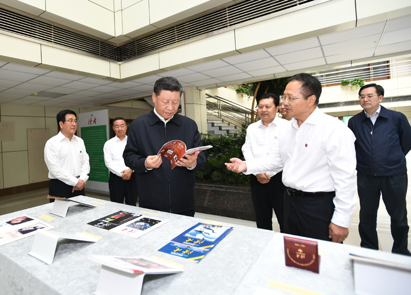 8月19日至22日，中共中央總書(shū)記、國(guó)家主席、中央軍委主席習(xí)近平在甘肅考察。這是21日下午，習(xí)近平在讀者出版集團(tuán)有限公司考察。