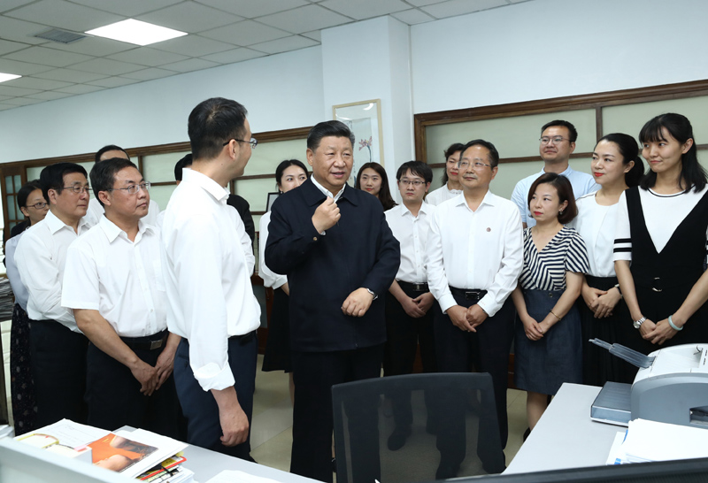 8月19日至22日，中共中央總書(shū)記、國(guó)家主席、中央軍委主席習(xí)近平在甘肅考察。這是21日下午，習(xí)近平在《讀者》編輯部同工作人員交流，勉勵(lì)他們?yōu)槿嗣裉峁└鄡?yōu)秀精神食糧。