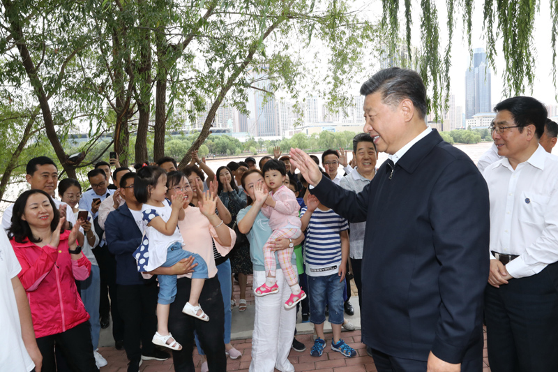 8月19日至22日，中共中央總書(shū)記、國(guó)家主席、中央軍委主席習(xí)近平在甘肅考察。這是21日下午，習(xí)近平在蘭州市黃河治理蘭鐵泵站項(xiàng)目點(diǎn)同正在休閑的群眾親切交談。