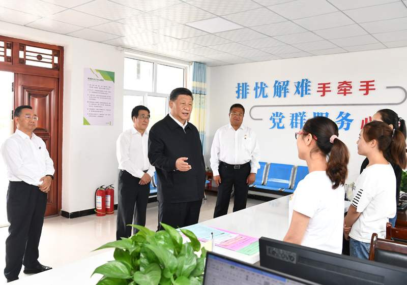 8月19日至22日，中共中央總書(shū)記、國(guó)家主席、中央軍委主席習(xí)近平在甘肅考察。這是21日上午，習(xí)近平在武威市古浪縣黃花灘生態(tài)移民區(qū)富民新村黨群服務(wù)中心考察。